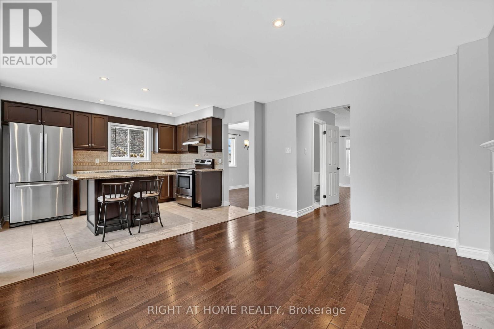 65 Masters Drive, Barrie, Ontario  L4M 6W9 - Photo 10 - S12894336