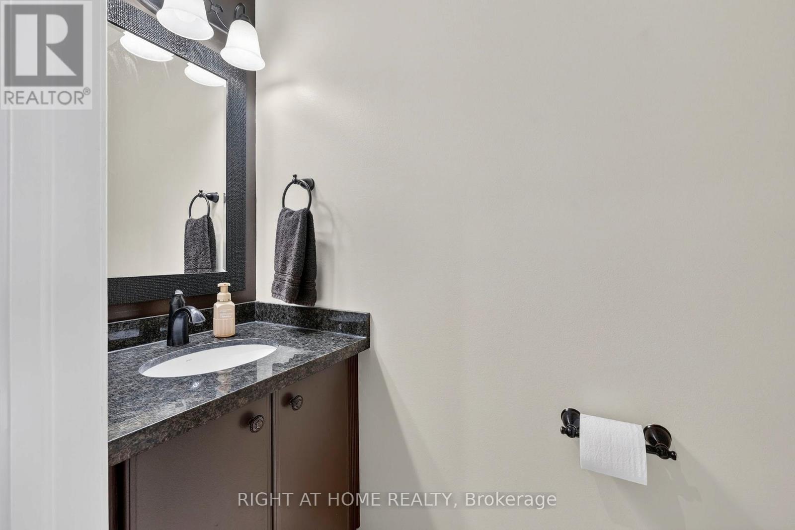 65 Masters Drive, Barrie, Ontario  L4M 6W9 - Photo 12 - S12894336