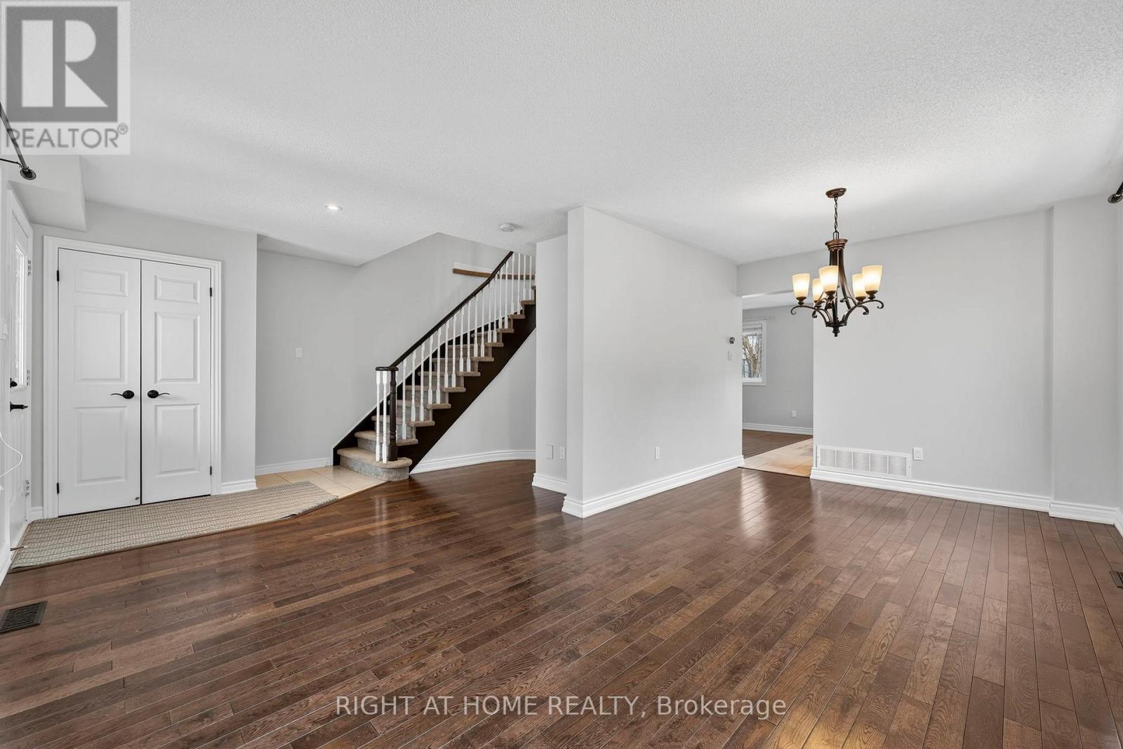 65 Masters Drive, Barrie, Ontario  L4M 6W9 - Photo 5 - S12894336