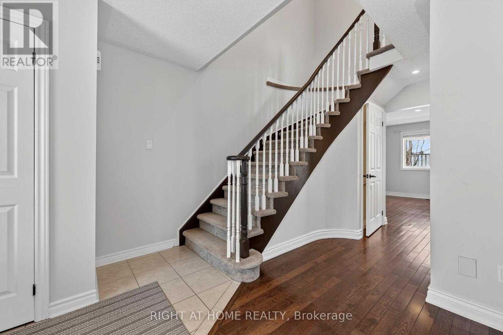 65 Masters Drive, Barrie, Ontario  L4M 6W9 - Photo 6 - S12894336