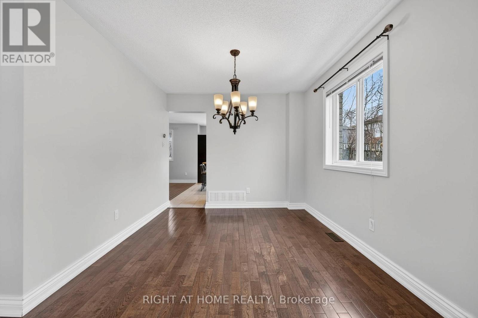 65 Masters Drive, Barrie, Ontario  L4M 6W9 - Photo 7 - S12894336