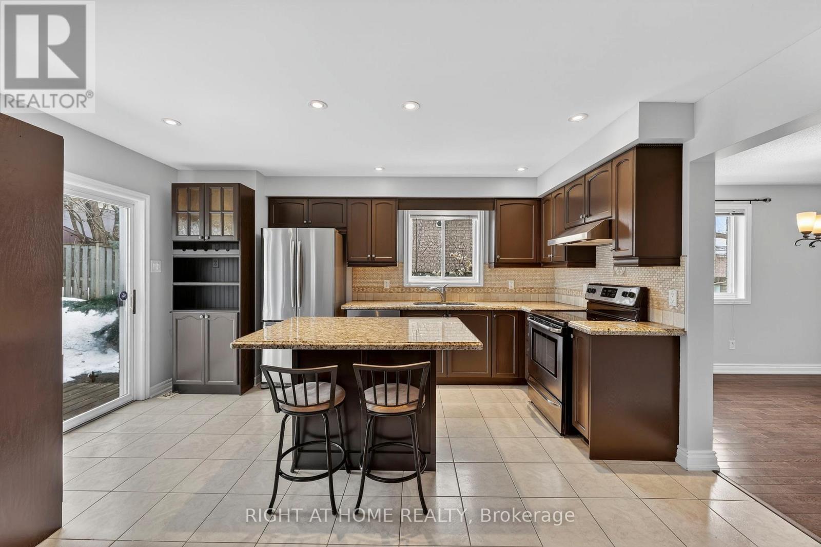 65 Masters Drive, Barrie, Ontario  L4M 6W9 - Photo 8 - S12894336