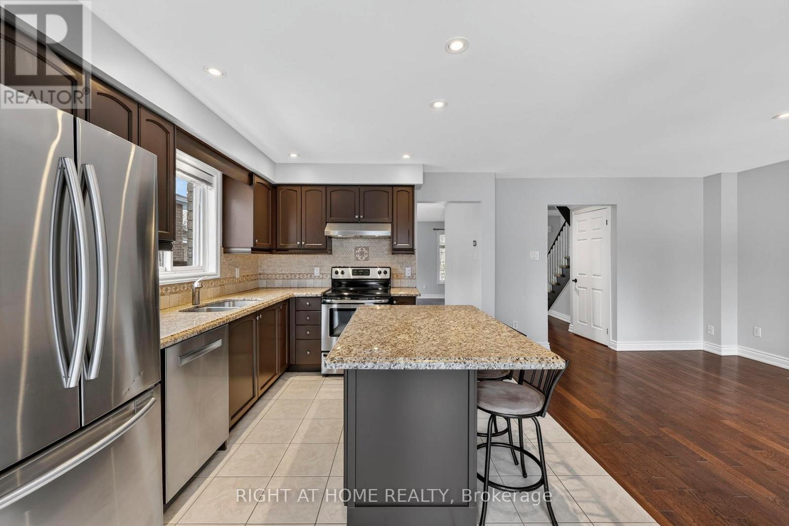 65 Masters Drive, Barrie, Ontario  L4M 6W9 - Photo 9 - S12894336