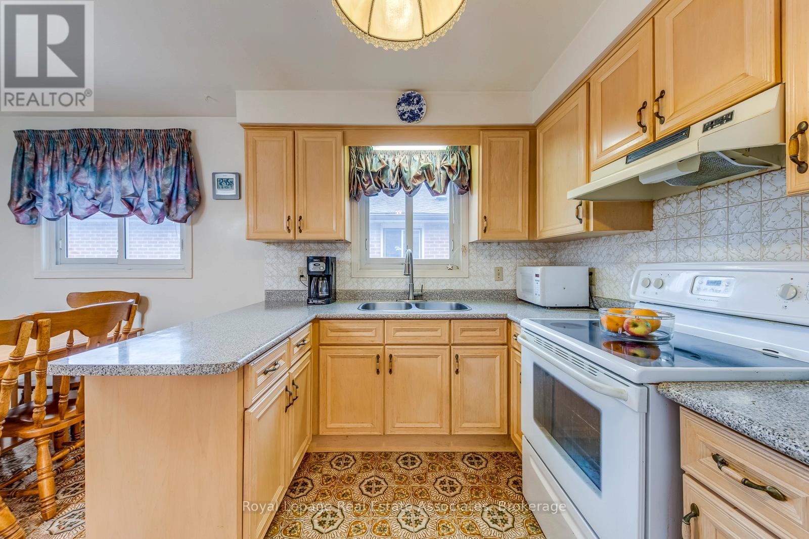 37 Prouse Drive, Brampton, Ontario  L6V 3A3 - Photo 17 - W12894338