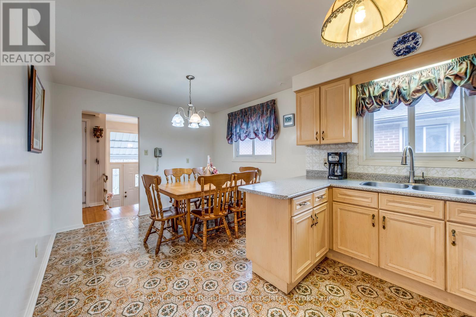 37 Prouse Drive, Brampton, Ontario  L6V 3A3 - Photo 19 - W12894338