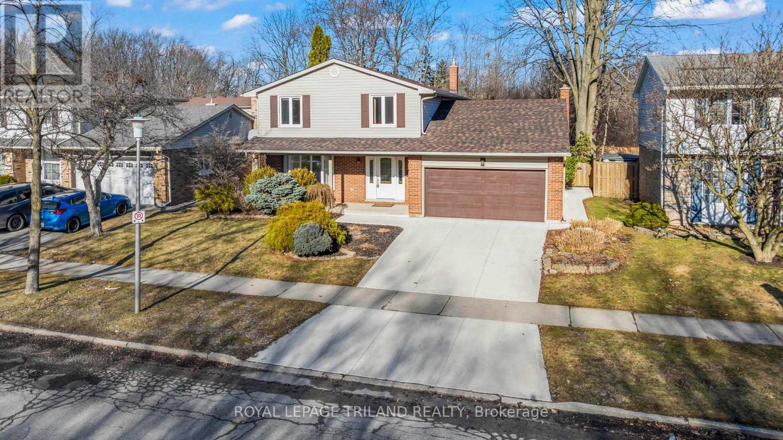 <div class="slider-price">$709,900</div><p>808 Farnham Road, London South, Ontario</p>