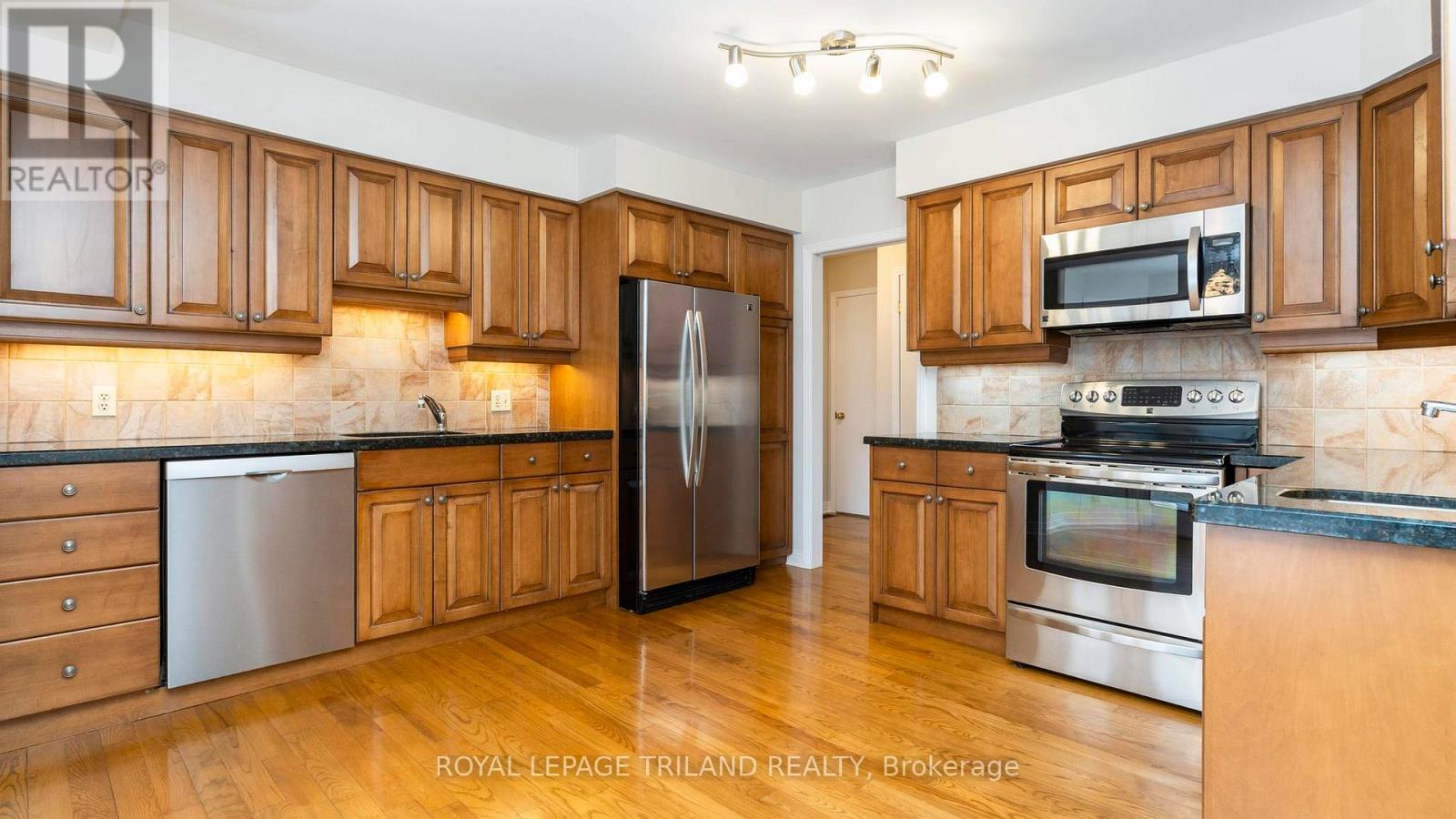 808 Farnham Road, London South, Ontario  N6K 1R7 - Photo 11 - X12894364