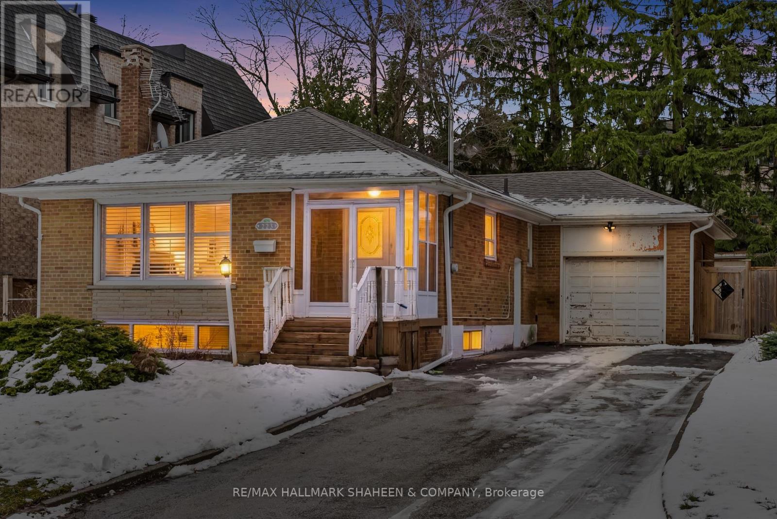223 HILLCREST AVENUE, Toronto, Ontario