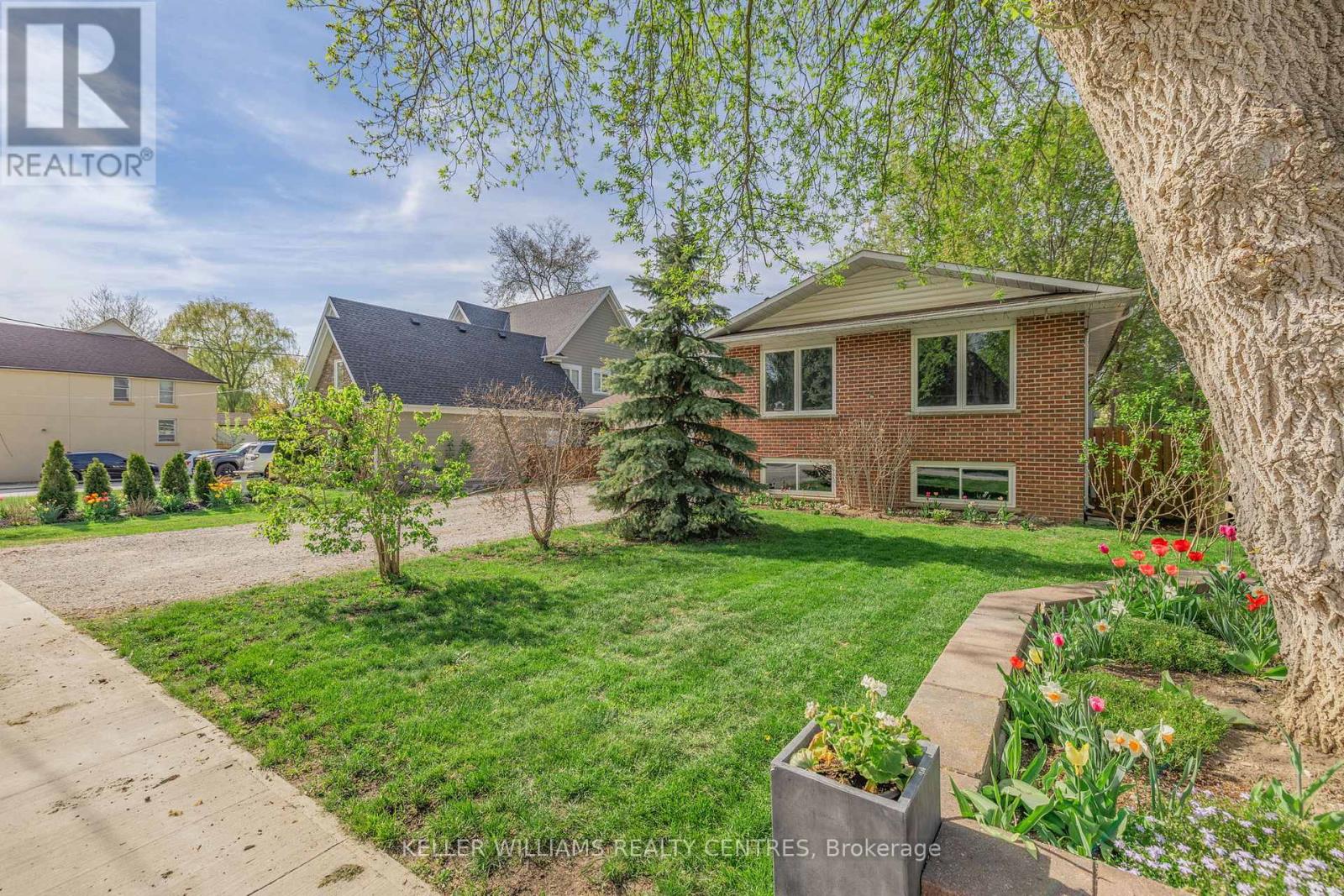 4 Selby Street, Innisfil, Ontario  L0L 1L0 - Photo 3 - N12894362