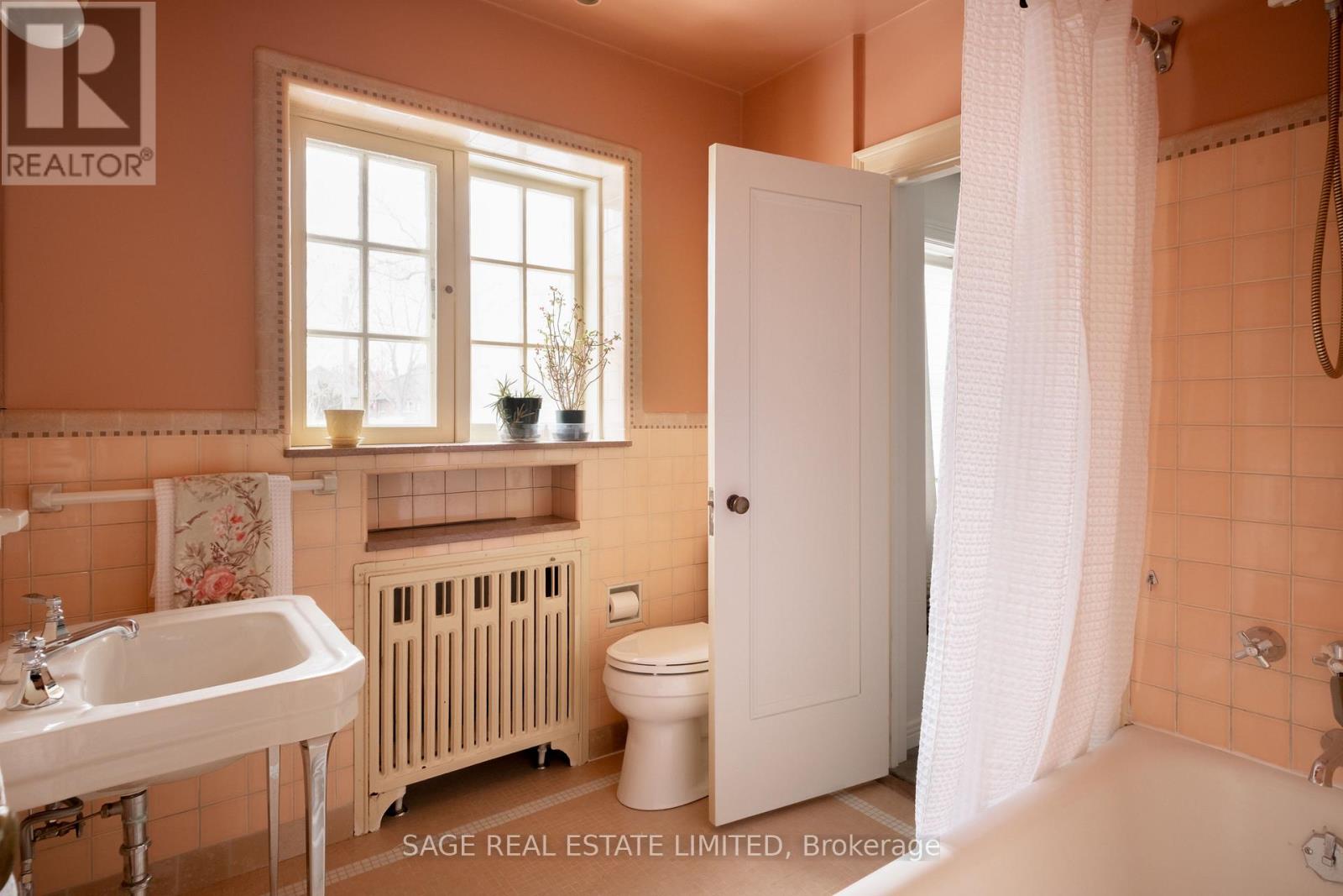 18 King Georges Road, Toronto (Kingsway South), Ontario  M8X 1K7 - Photo 32 - W12894358