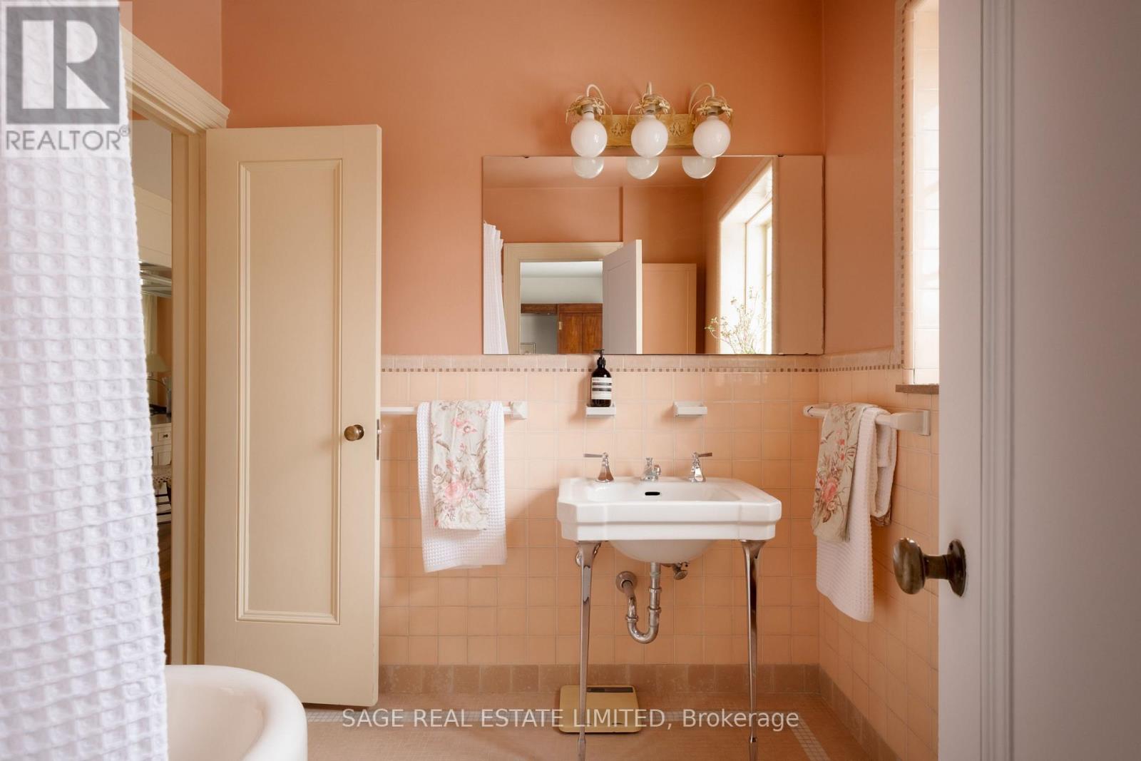 18 King Georges Road, Toronto (Kingsway South), Ontario  M8X 1K7 - Photo 33 - W12894358