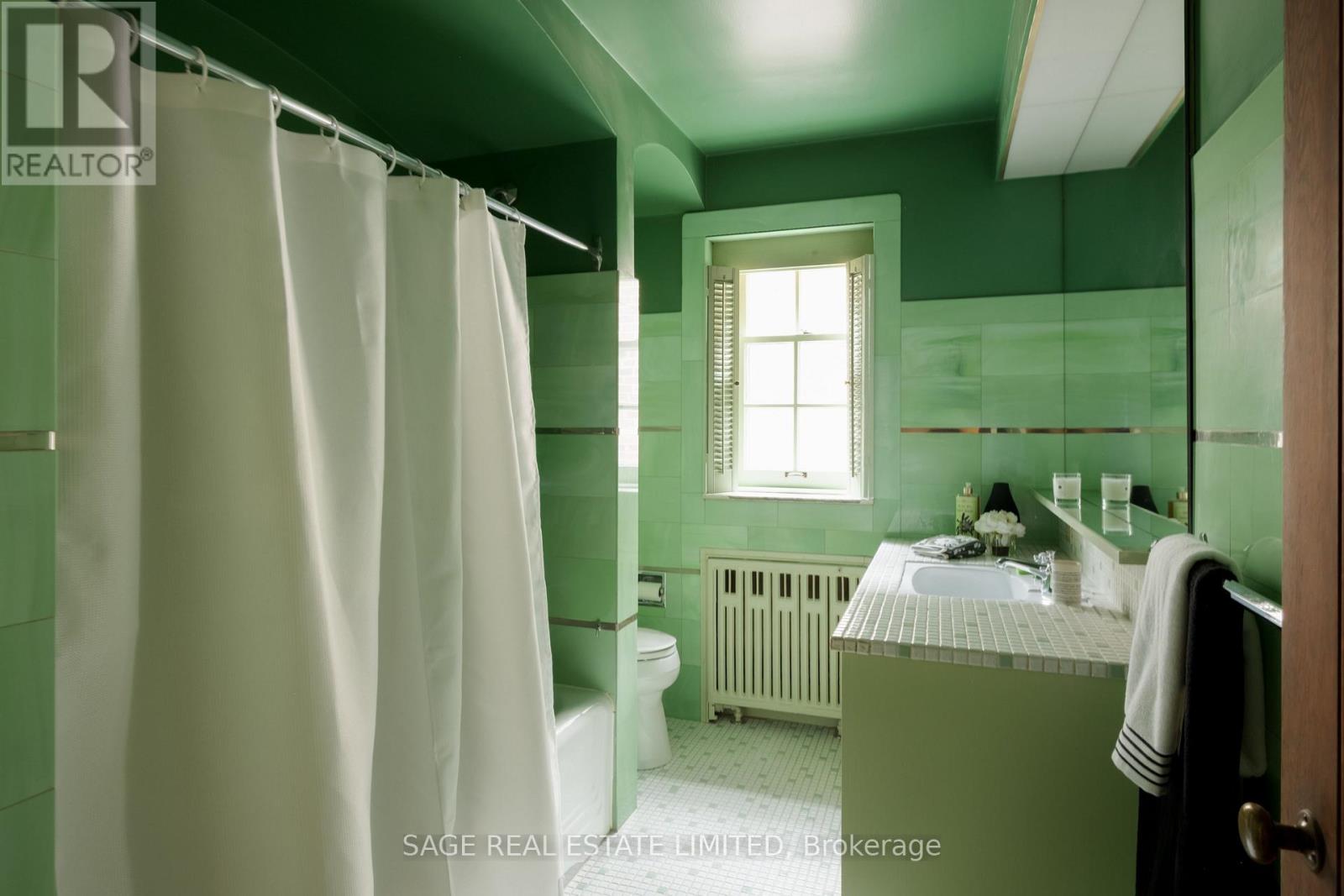 18 King Georges Road, Toronto (Kingsway South), Ontario  M8X 1K7 - Photo 36 - W12894358