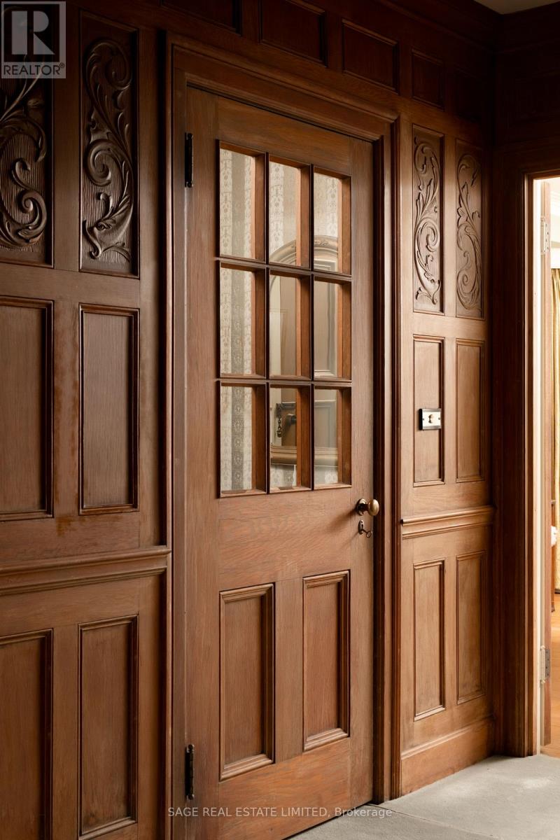 18 King Georges Road, Toronto (Kingsway South), Ontario  M8X 1K7 - Photo 4 - W12894358