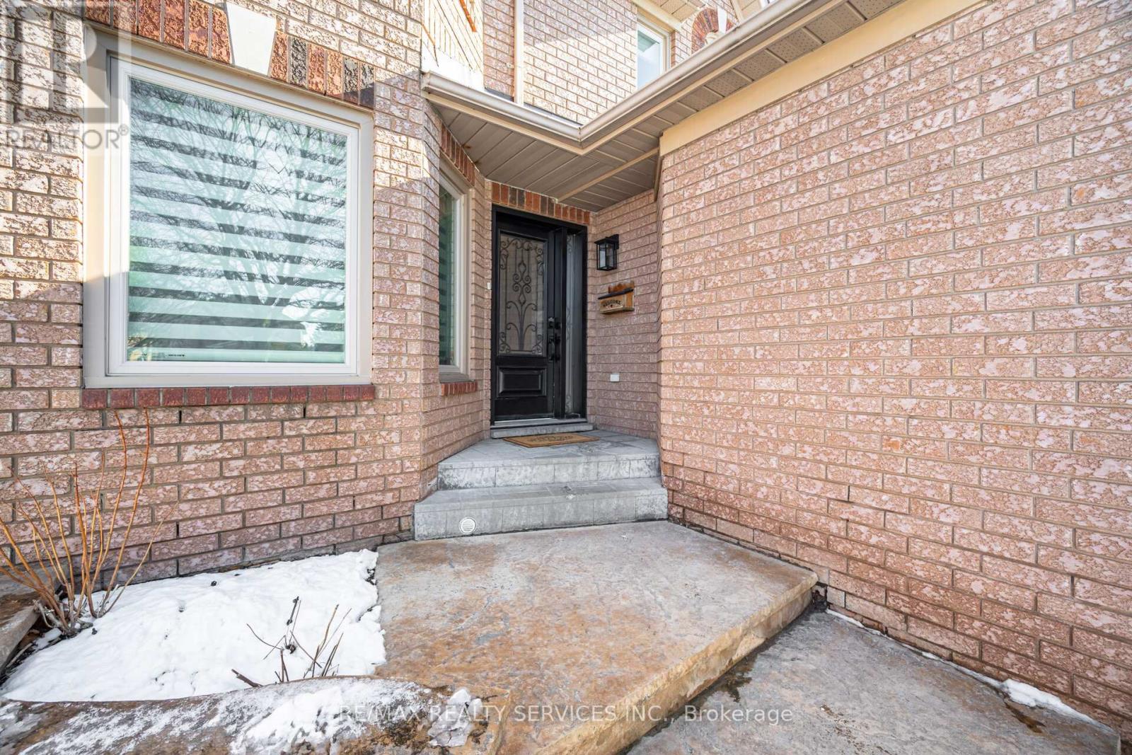 824 Drysdale Drive, Mississauga, Ontario  L5V 1X4 - Photo 3 - W12894384