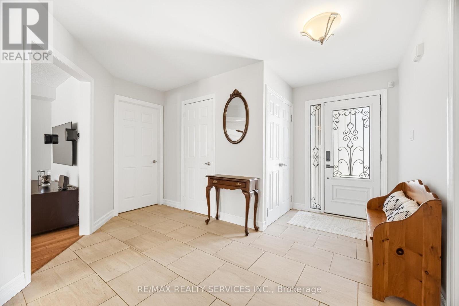 824 Drysdale Drive, Mississauga, Ontario  L5V 1X4 - Photo 4 - W12894384