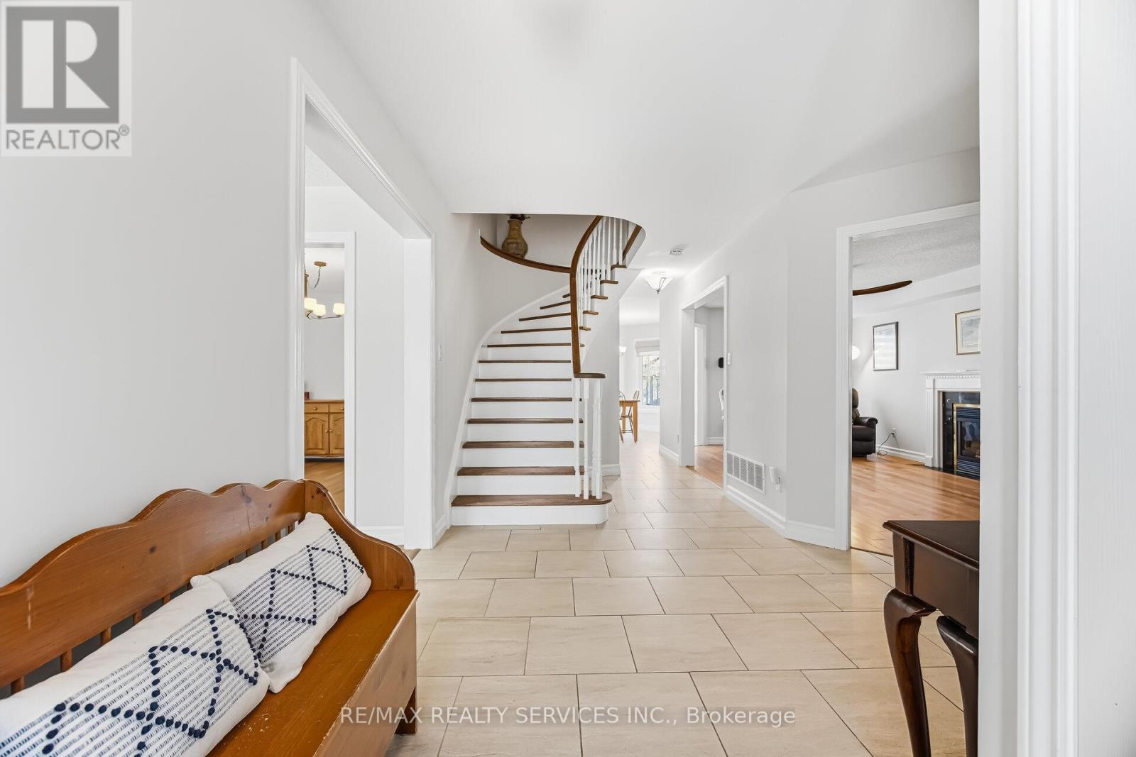 824 Drysdale Drive, Mississauga, Ontario  L5V 1X4 - Photo 5 - W12894384