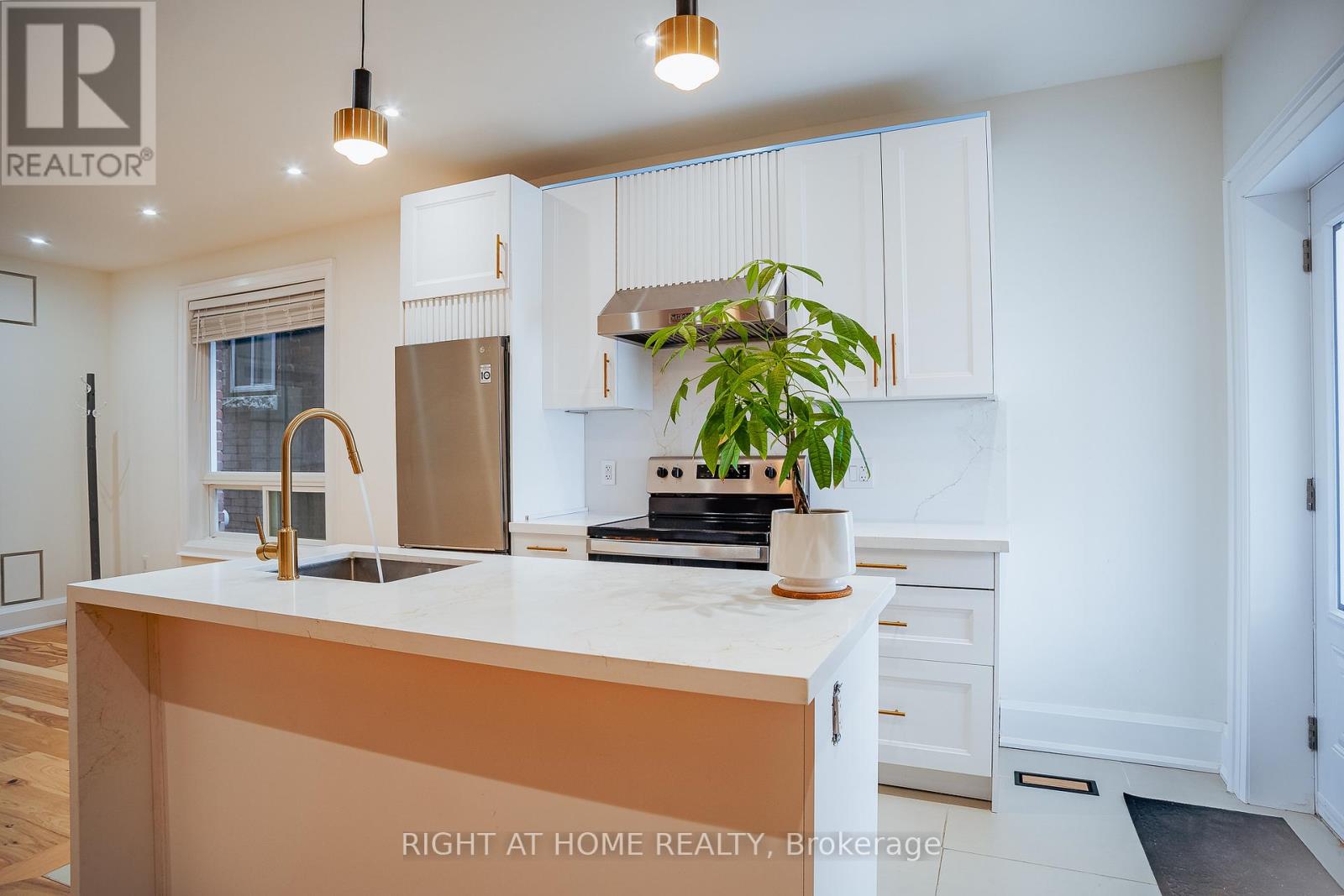 39 Sellers Avenue, Toronto (Corso Italia-Davenport), Ontario  M6E 3T4 - Photo 3 - W12894386