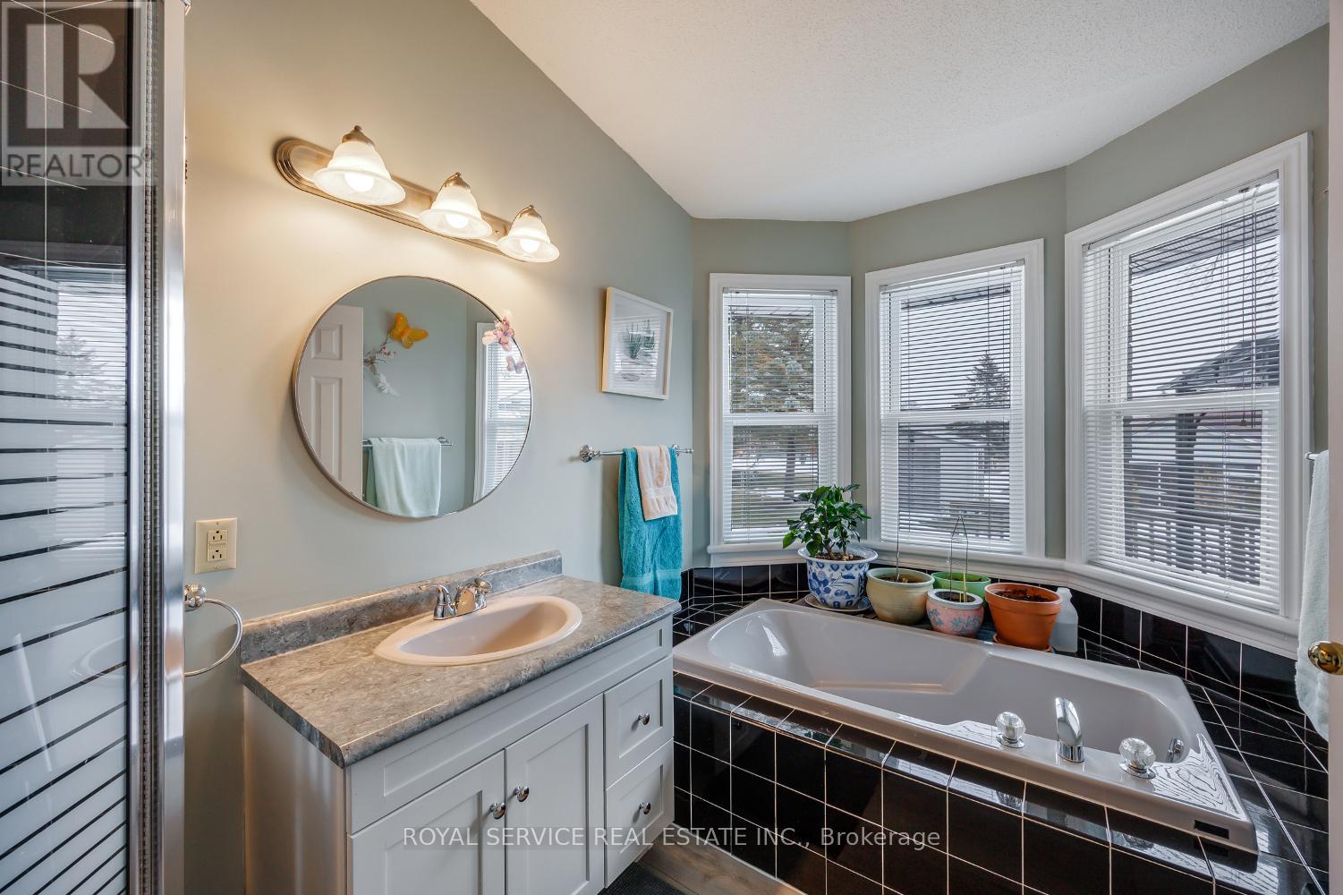 37 Russell Hill Road, Kawartha Lakes (Bobcaygeon), Ontario  K0M 1A0 - Photo 31 - X12894434