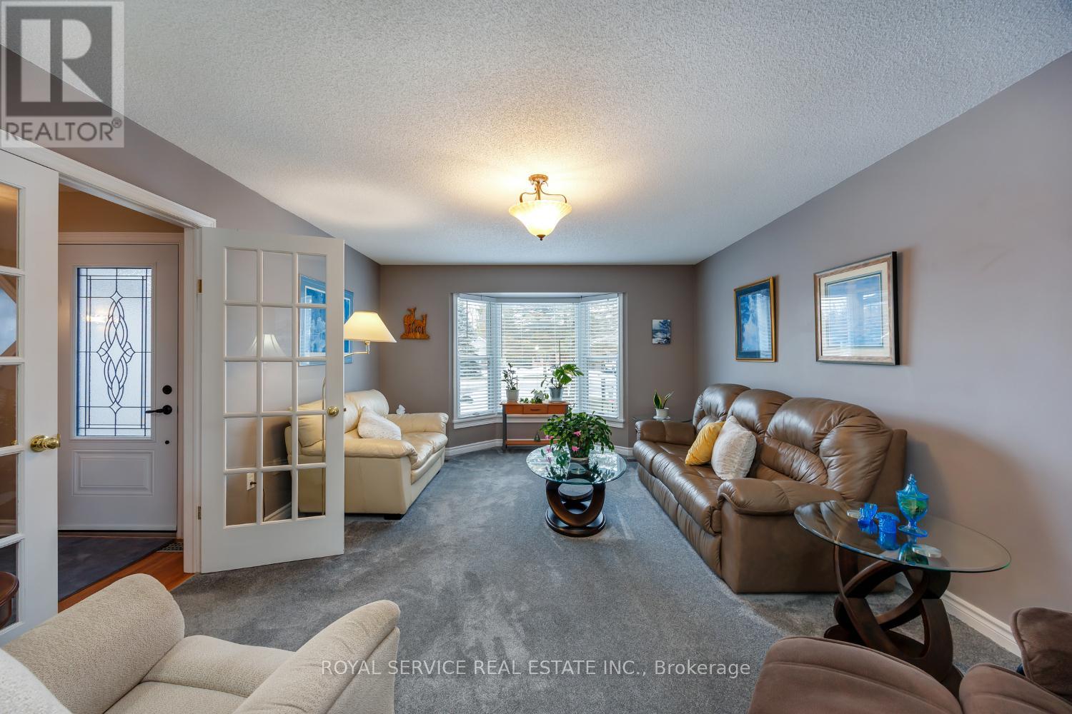 37 Russell Hill Road, Kawartha Lakes (Bobcaygeon), Ontario  K0M 1A0 - Photo 5 - X12894434