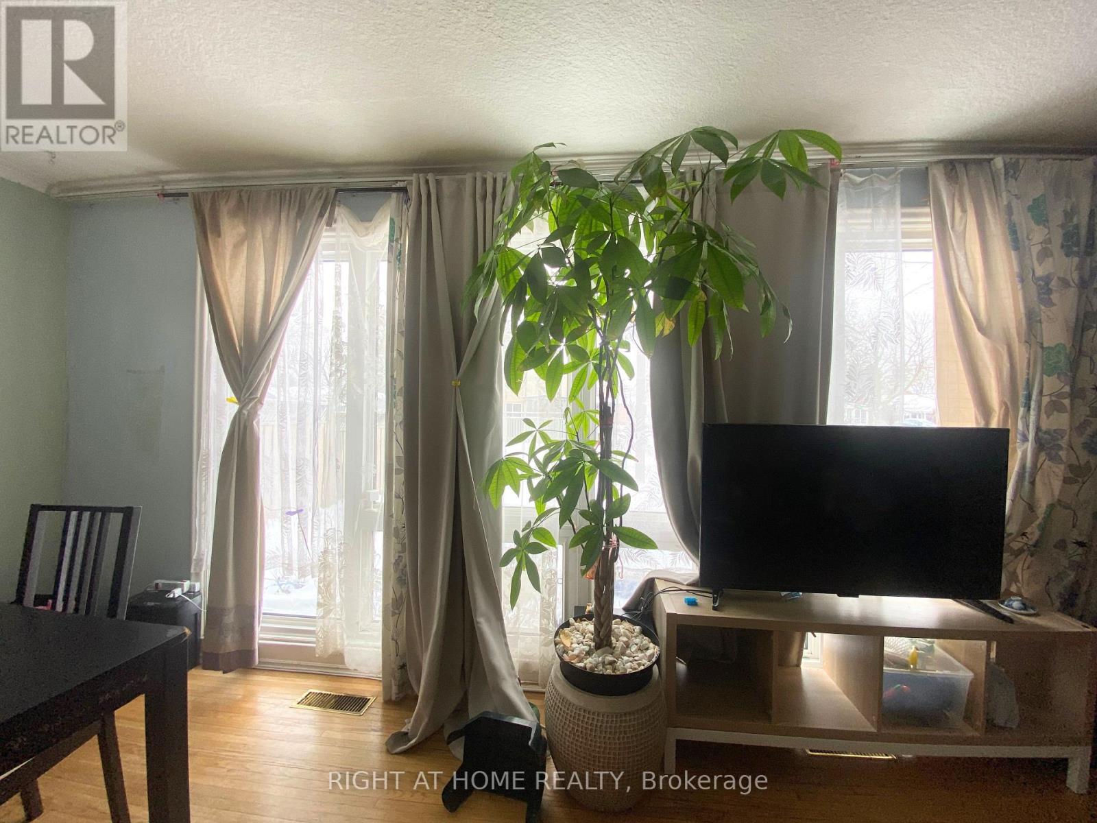 52 Bonnechere Crescent, Toronto, Ontario  M1K 4Z3 - Photo 9 - E12894480