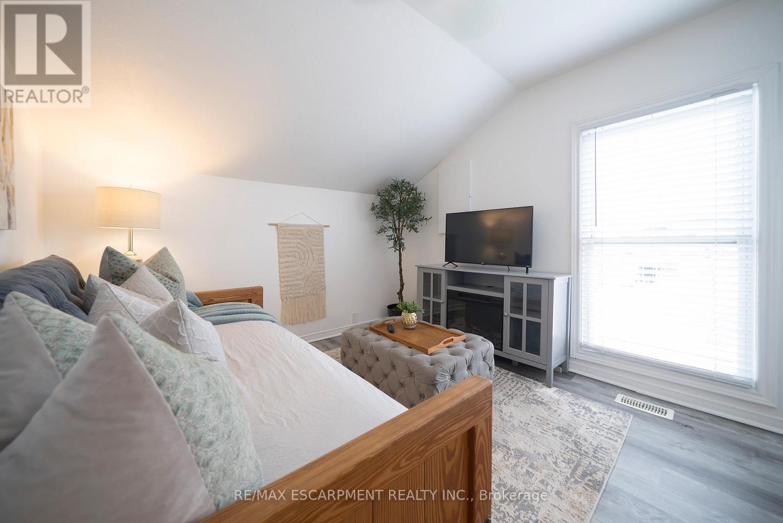 171 Drummond Street, Brantford, Ontario  N3S 6A6 - Photo 7 - X12894524