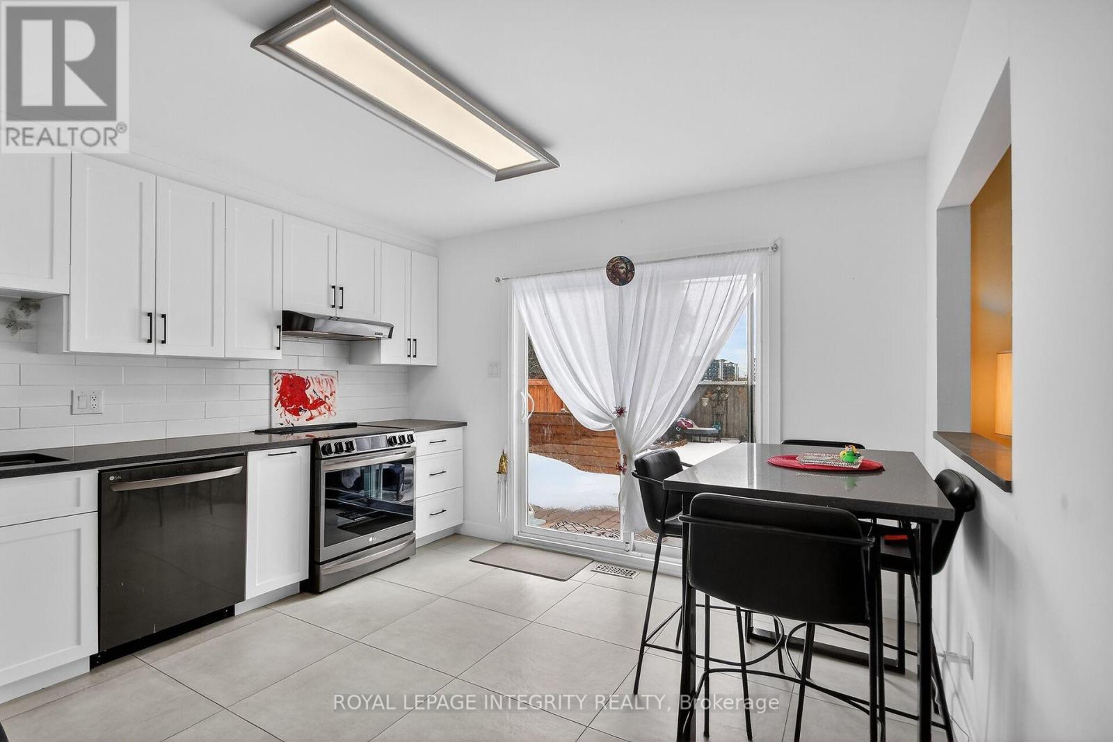 2092 Legrand Crescent, Ottawa, Ontario  K1E 3T6 - Photo 11 - X12894646