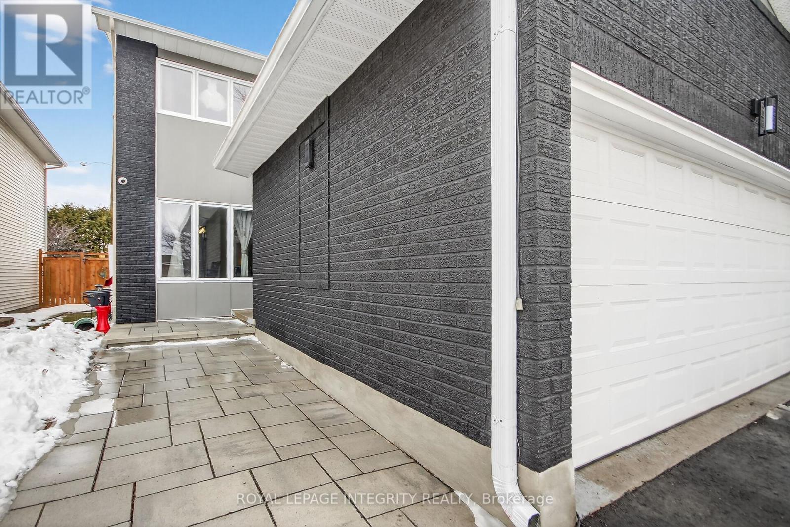 2092 Legrand Crescent, Ottawa, Ontario  K1E 3T6 - Photo 2 - X12894646