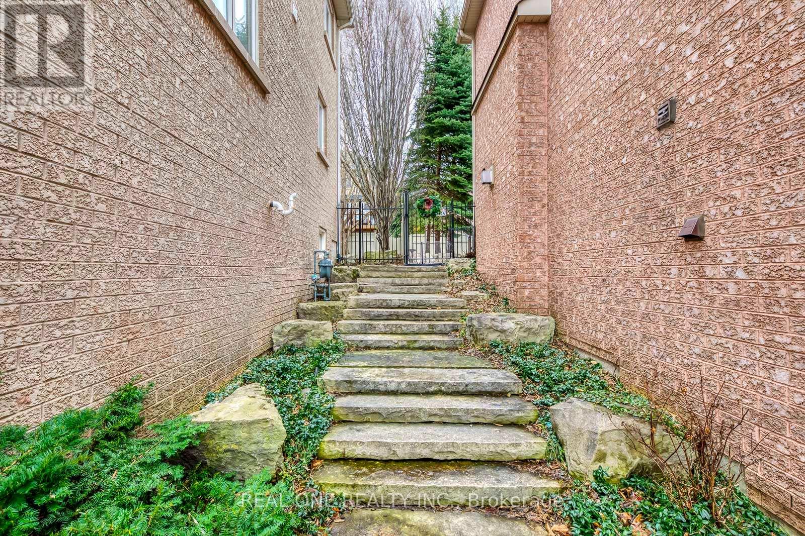 2326 Rockingham Drive, Oakville, Ontario  L6H 7J4 - Photo 45 - W12894534