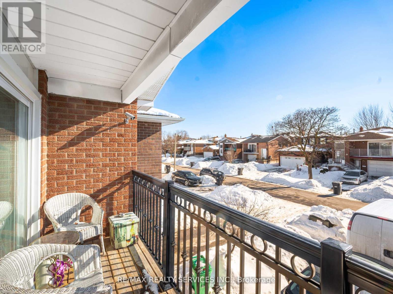 8 Deerpark Crescent, Brampton (Brampton West), Ontario  L6X 2T7 - Photo 5 - W12894548