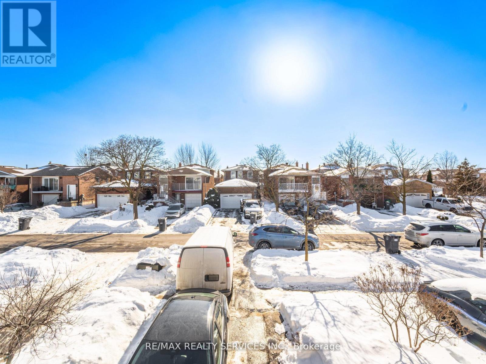 8 Deerpark Crescent, Brampton (Brampton West), Ontario  L6X 2T7 - Photo 6 - W12894548