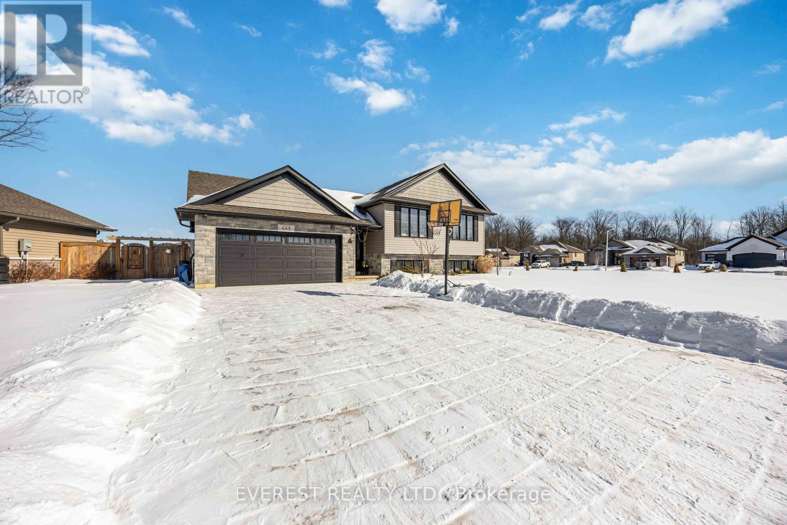 668 Winners Circle, St. Clair, Ontario  N0N 1G0 - Photo 2 - X12894578