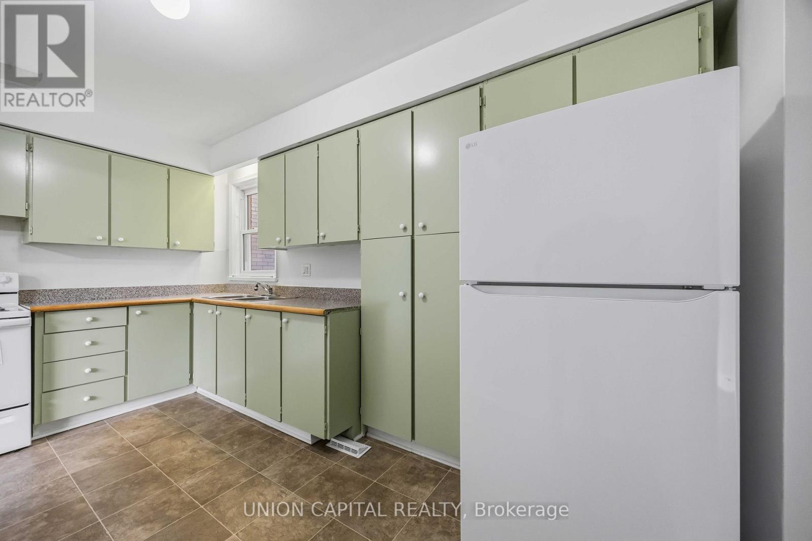 Upper - 515 Marlee Avenue, Toronto, Ontario  M6B 3J3 - Photo 19 - W12876174