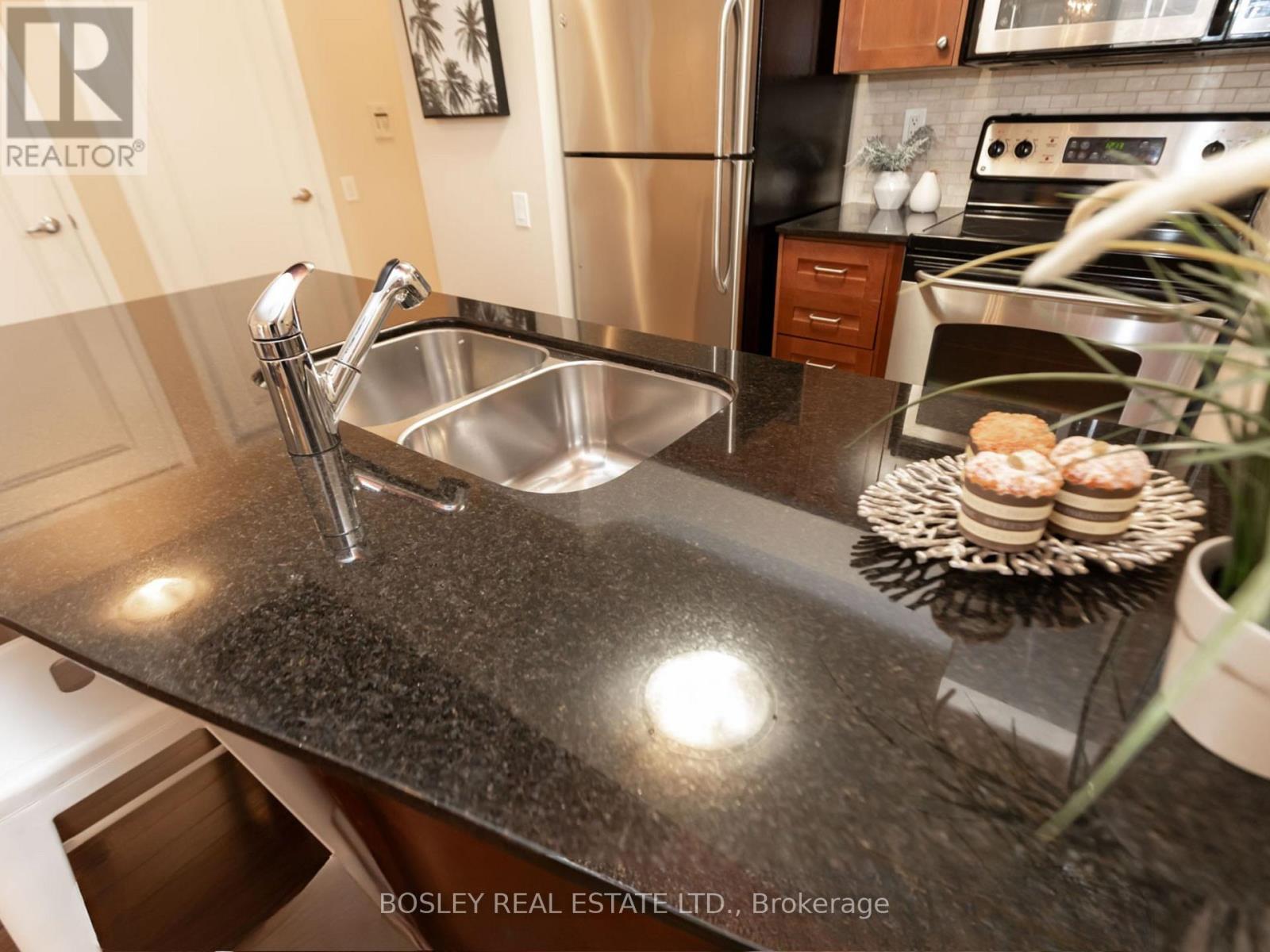 302 - 60 St Clair Avenue W, Toronto, Ontario  M4V 1M1 - Photo 15 - C12894668