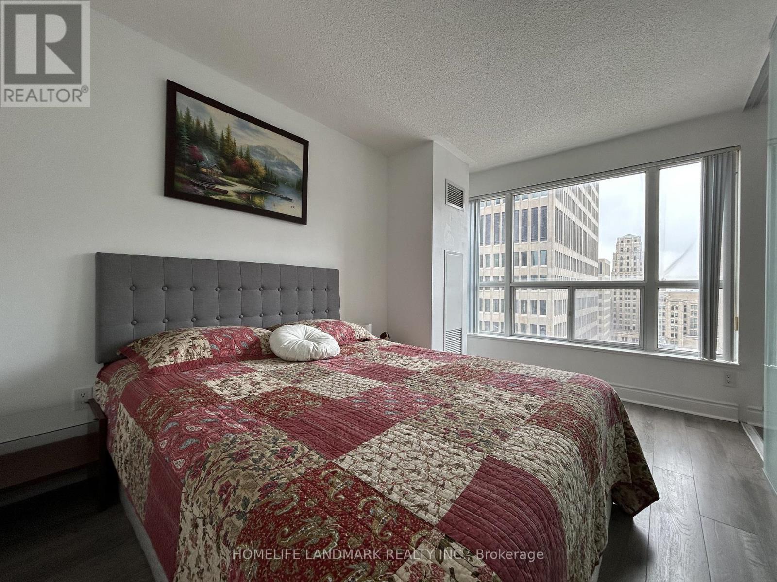 1204 - 909 Bay Street, Toronto, Ontario  M5S 3G2 - Photo 5 - C12894684