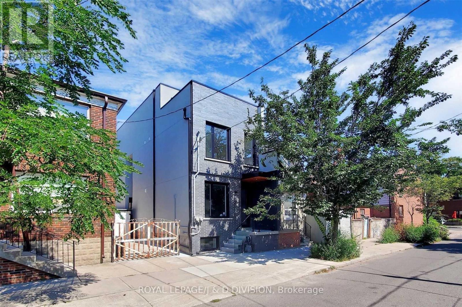 LOWER - 26 HENDERSON AVENUE, Toronto, Ontario