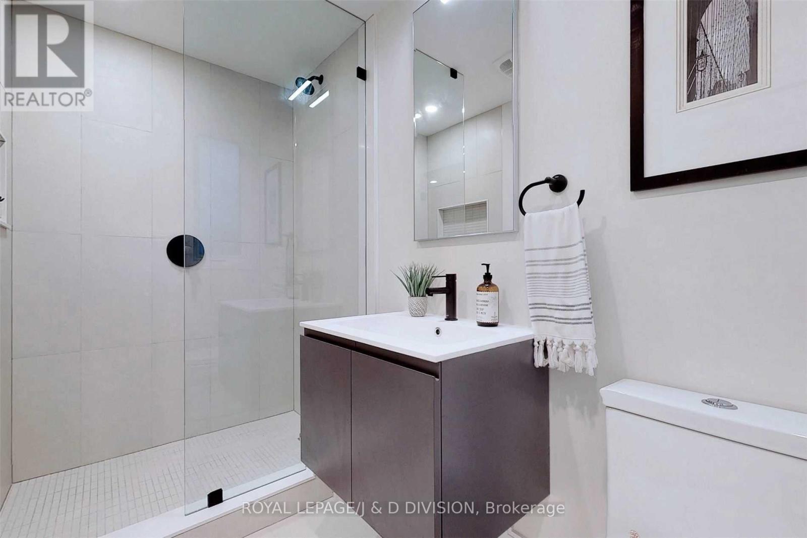 Lower - 26 Henderson Avenue, Toronto, Ontario  M6J 2B8 - Photo 8 - C12894954