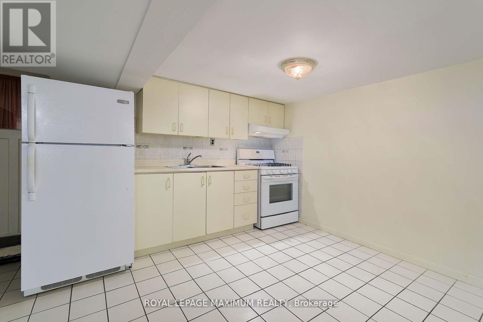 245 Belgravia Avenue, Toronto, Ontario  M6E 2M9 - Photo 30 - W12894708