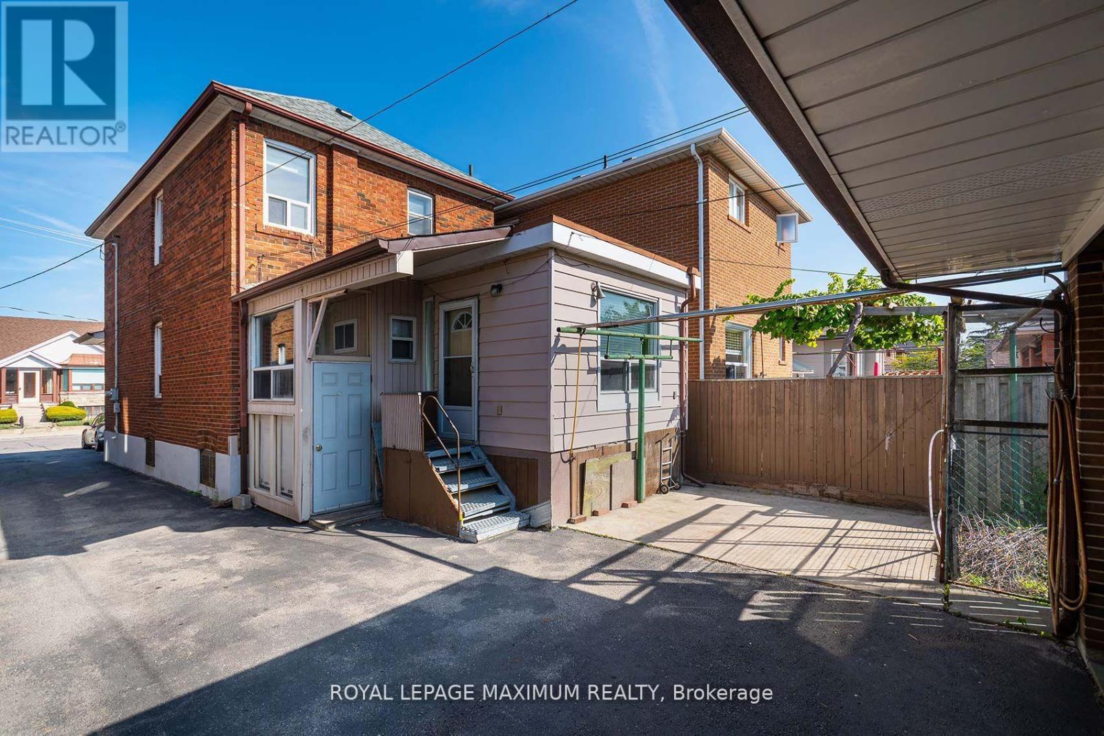 245 Belgravia Avenue, Toronto, Ontario  M6E 2M9 - Photo 35 - W12894708