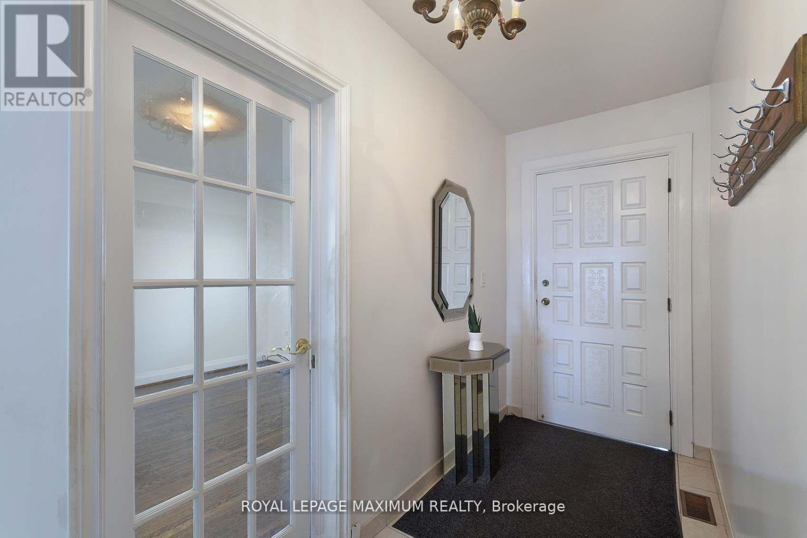 245 Belgravia Avenue, Toronto, Ontario  M6E 2M9 - Photo 7 - W12894708