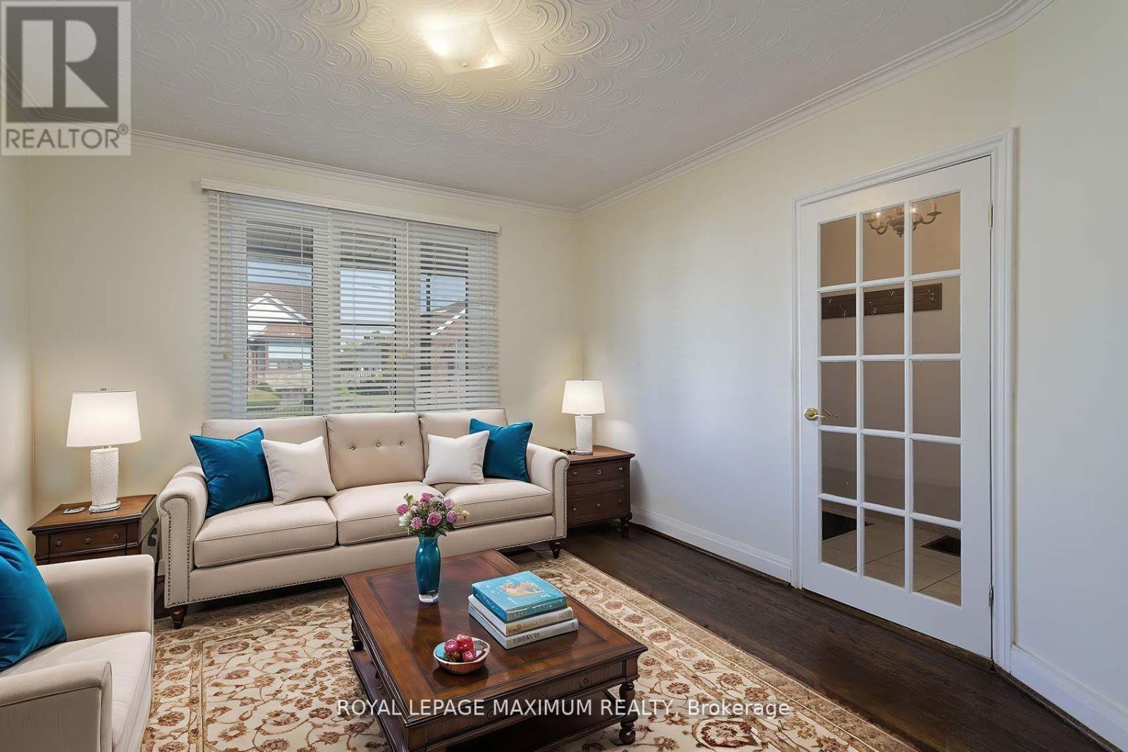 245 Belgravia Avenue, Toronto, Ontario  M6E 2M9 - Photo 9 - W12894708