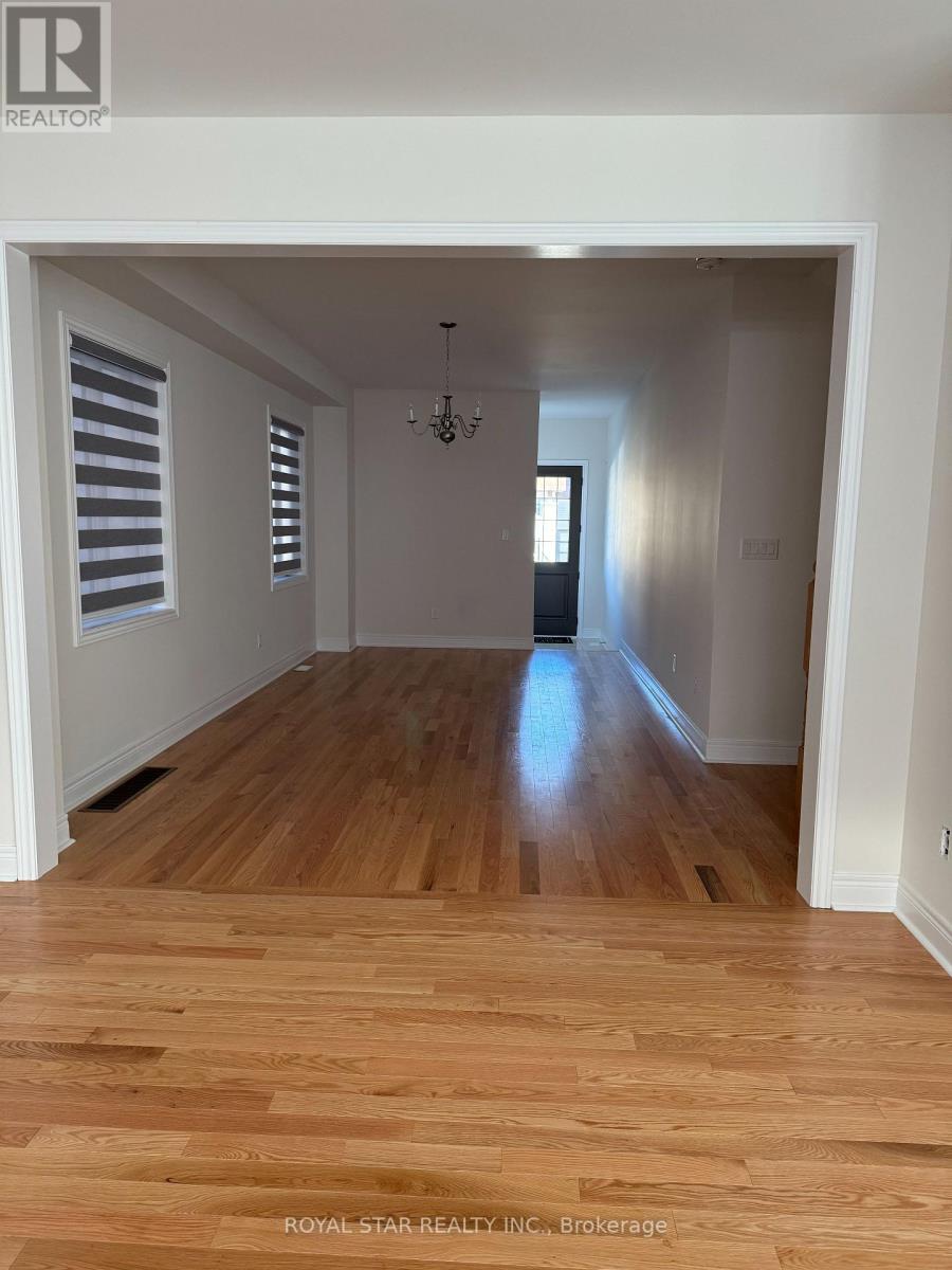 80 Claremont Drive, Brampton, Ontario  L6R 4E8 - Photo 4 - W12894746