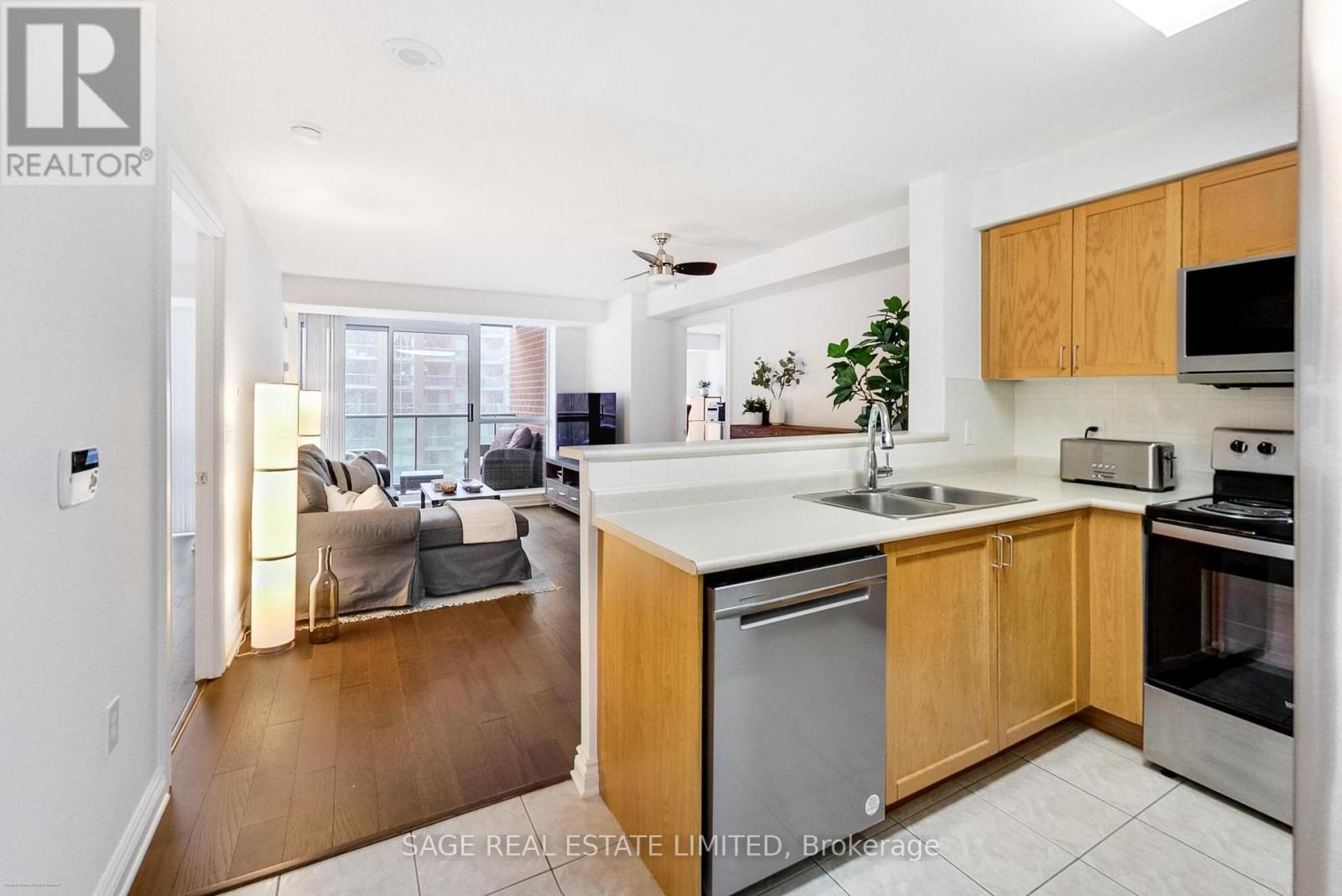 513 - 11 Michael Power Place, Toronto, Ontario  M9A 5G3 - Photo 2 - W12894774