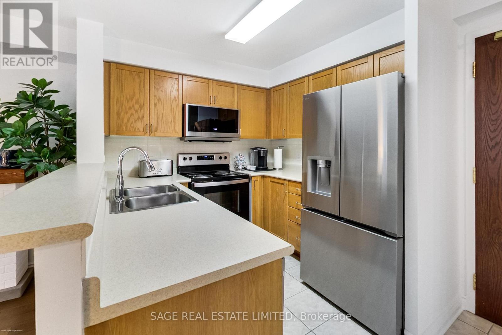 513 - 11 Michael Power Place, Toronto, Ontario  M9A 5G3 - Photo 4 - W12894774