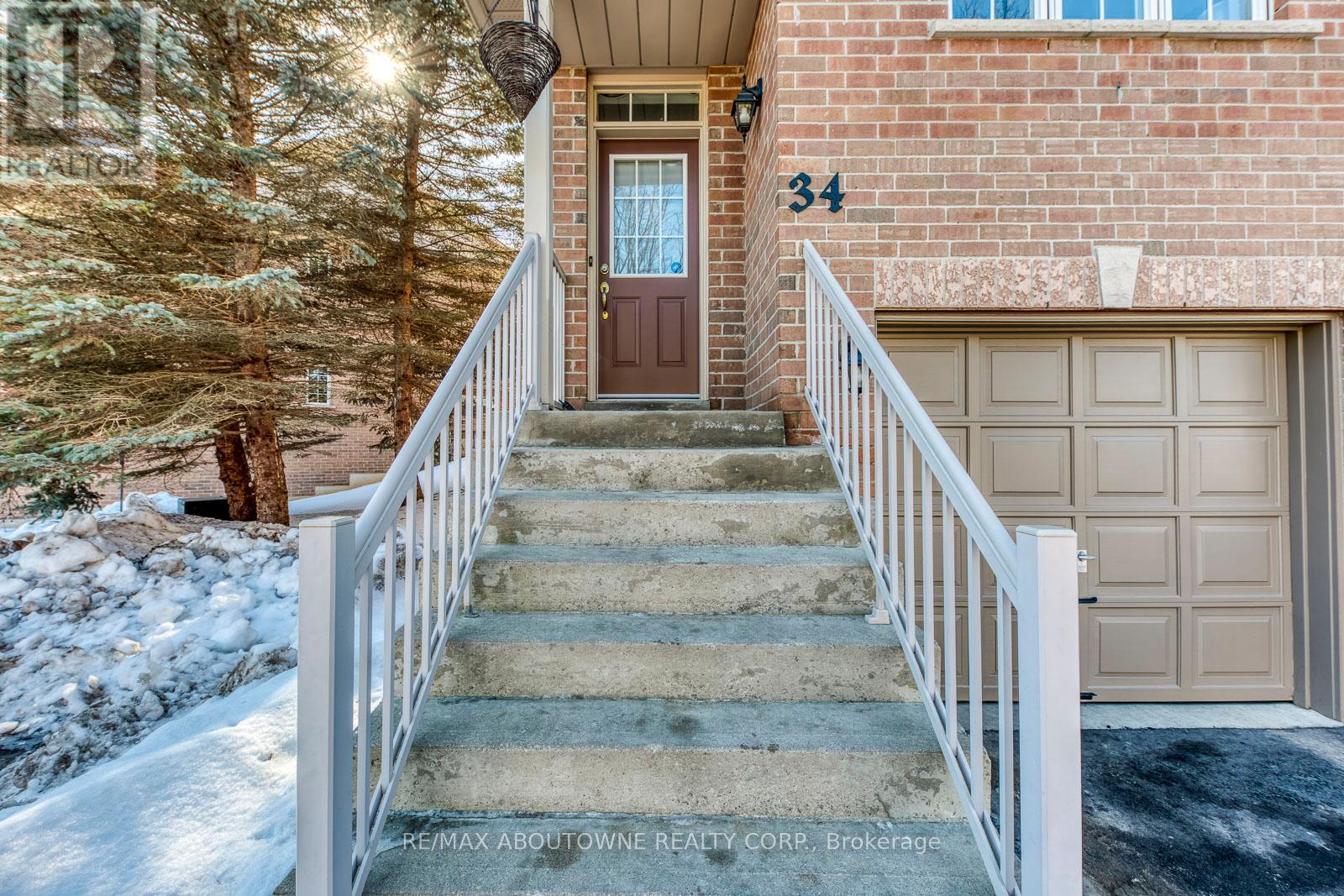 34 Palomino Trail, Halton Hills, Ontario  L7G 6E9 - Photo 4 - W12894824