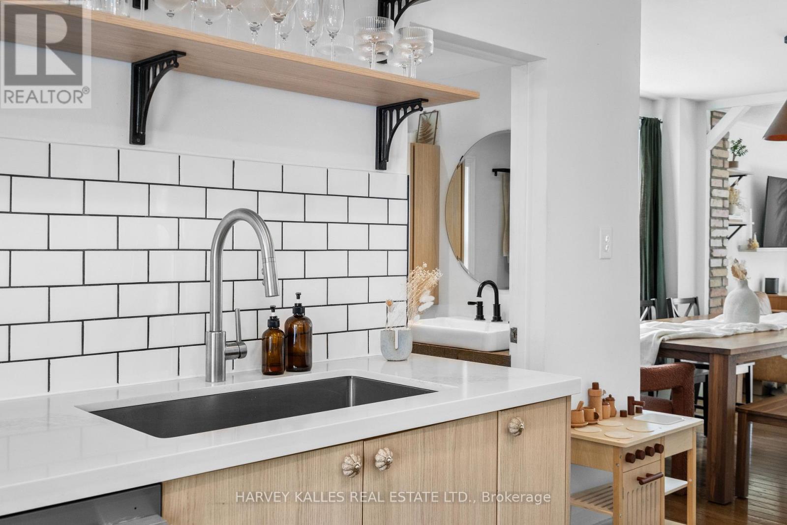 14 Manitoba Street, Toronto, Ontario  M8Y 1C7 - Photo 19 - W12894826