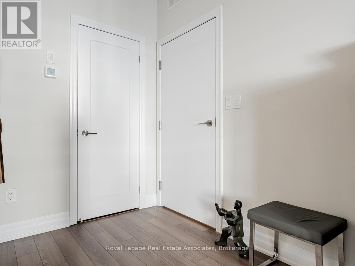 511 - 657 Cricklewood Drive, Mississauga, Ontario  L5G 0B8 - Photo 3 - W12894882