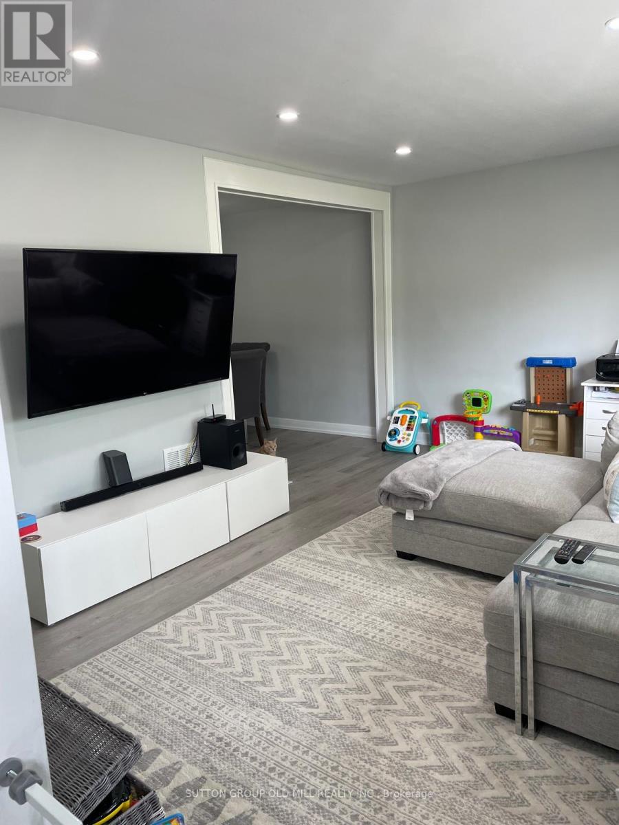 Main - 79 Barrhead Crescent, Toronto, Ontario  M9W 3Z8 - Photo 2 - W12894890