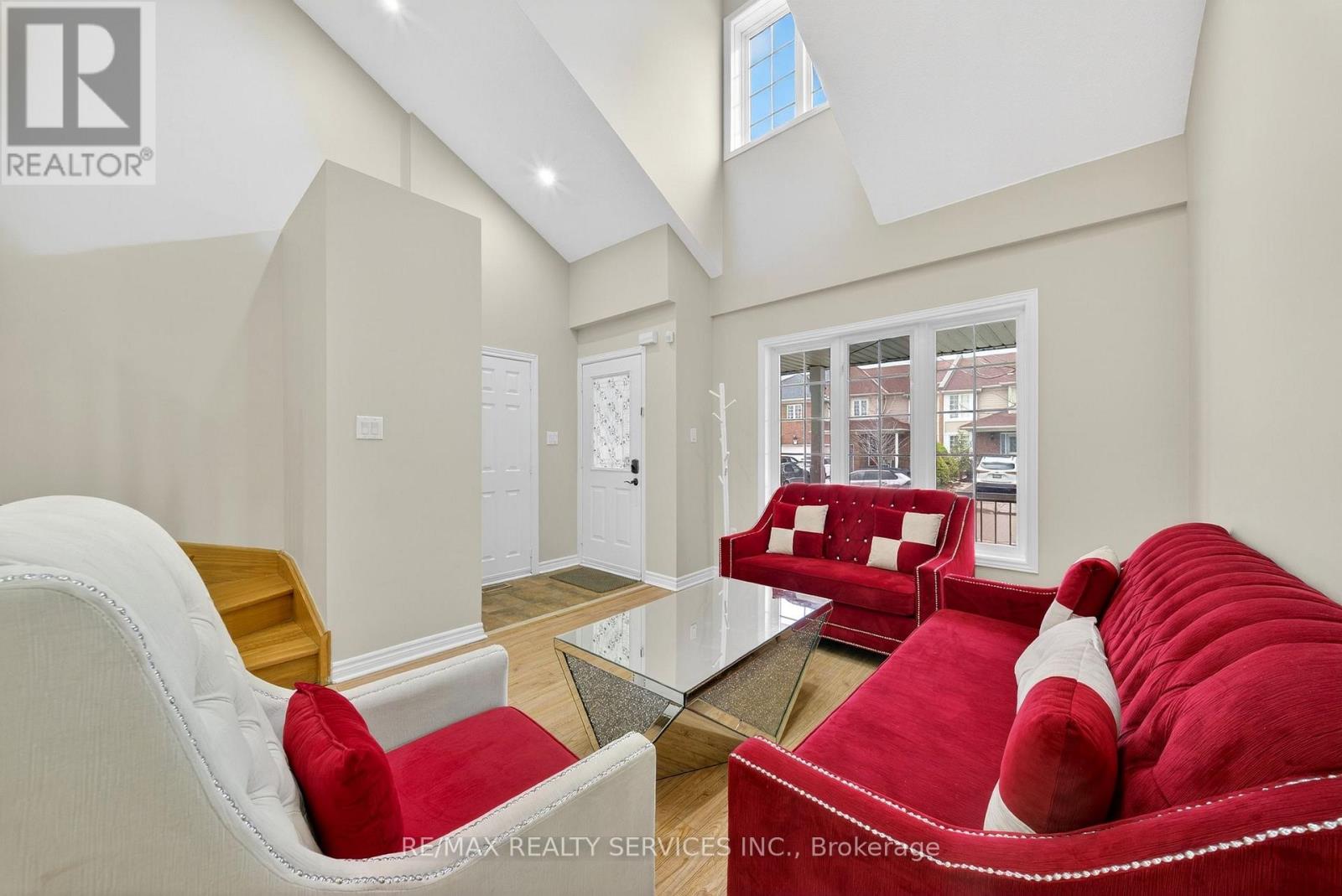 63 Irene Crescent, Brampton, Ontario  L7A 3E9 - Photo 5 - W12894904