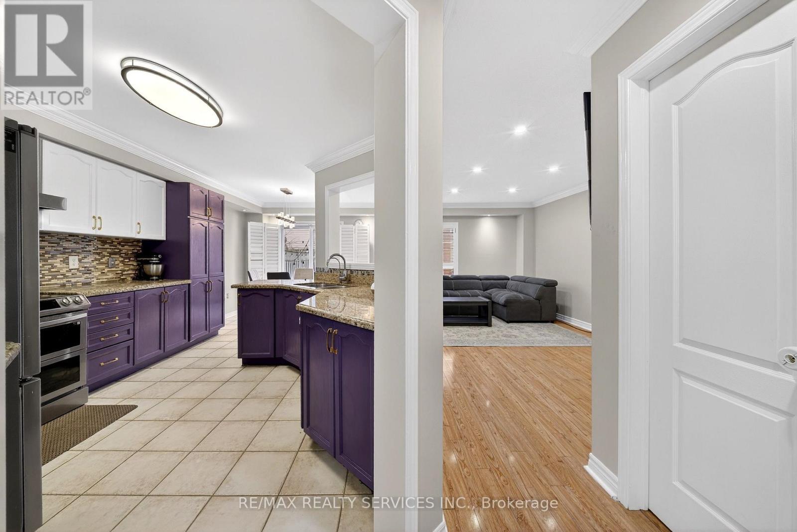 63 Irene Crescent, Brampton, Ontario  L7A 3E9 - Photo 9 - W12894904