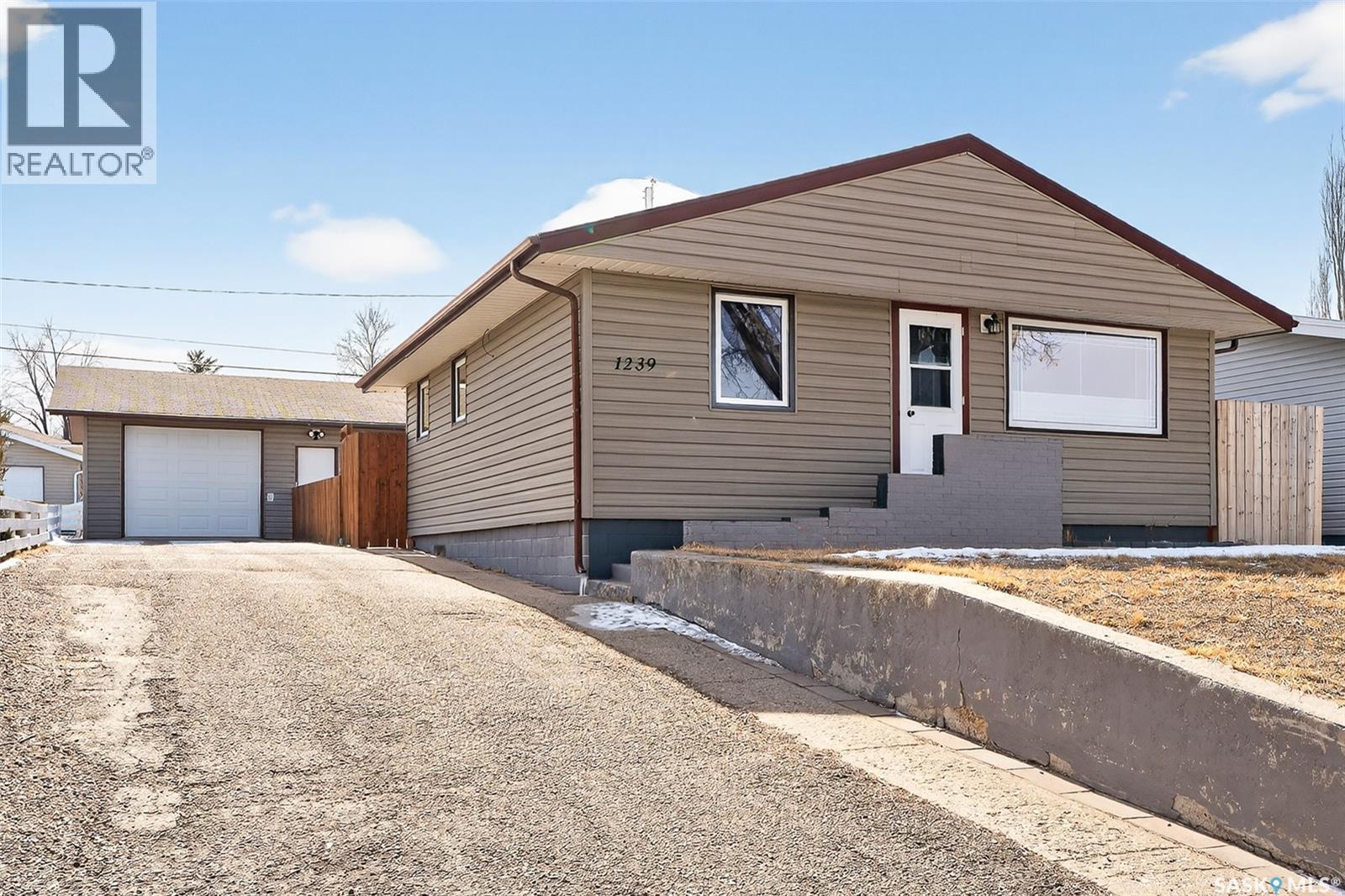 1239 Duffield Street W, Moose Jaw, Saskatchewan  S6H 5K2 - Photo 2 - SK030649
